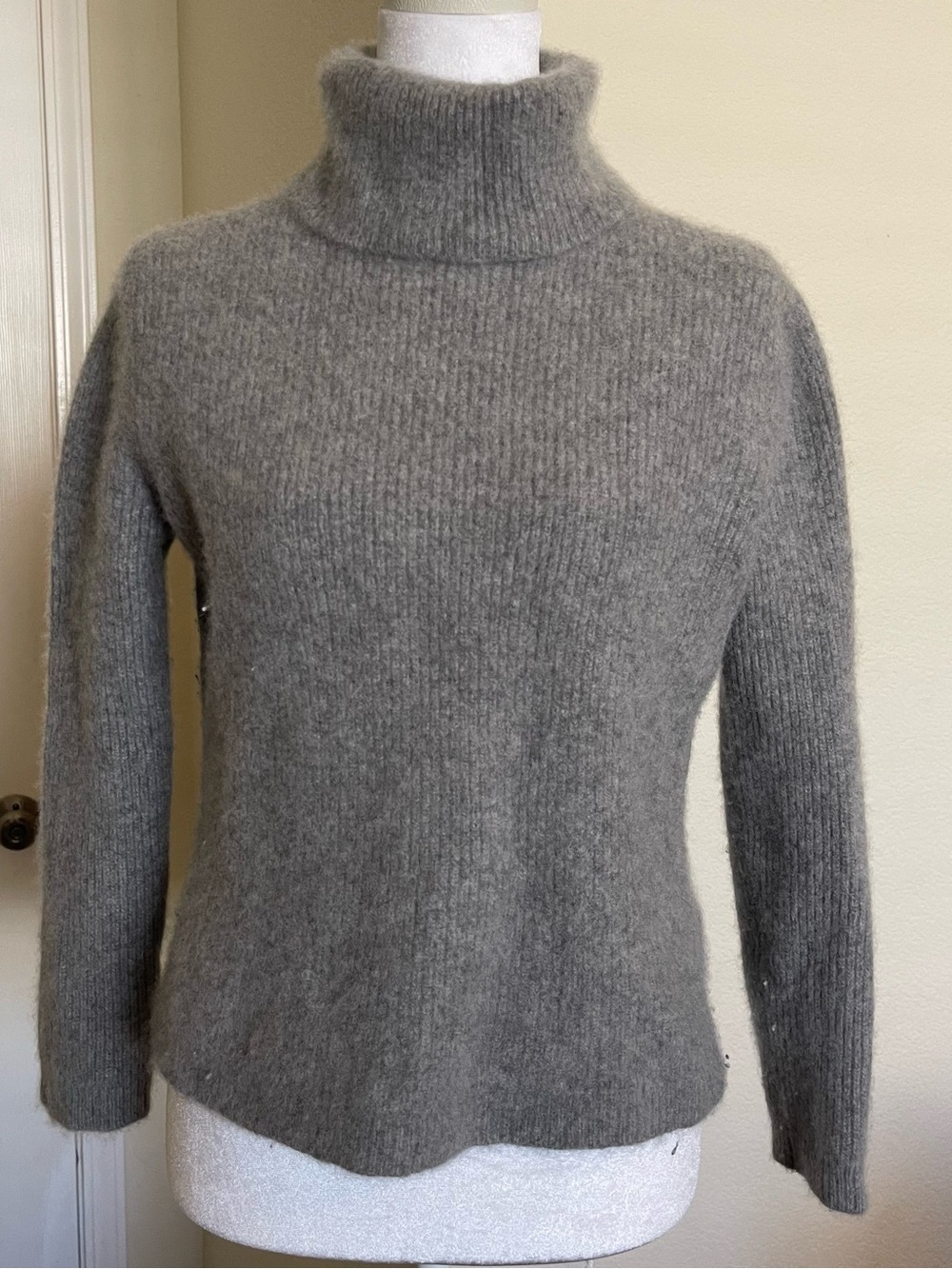 Quince Mongolian Cashmere Turtleneck Sweater - Size Medium